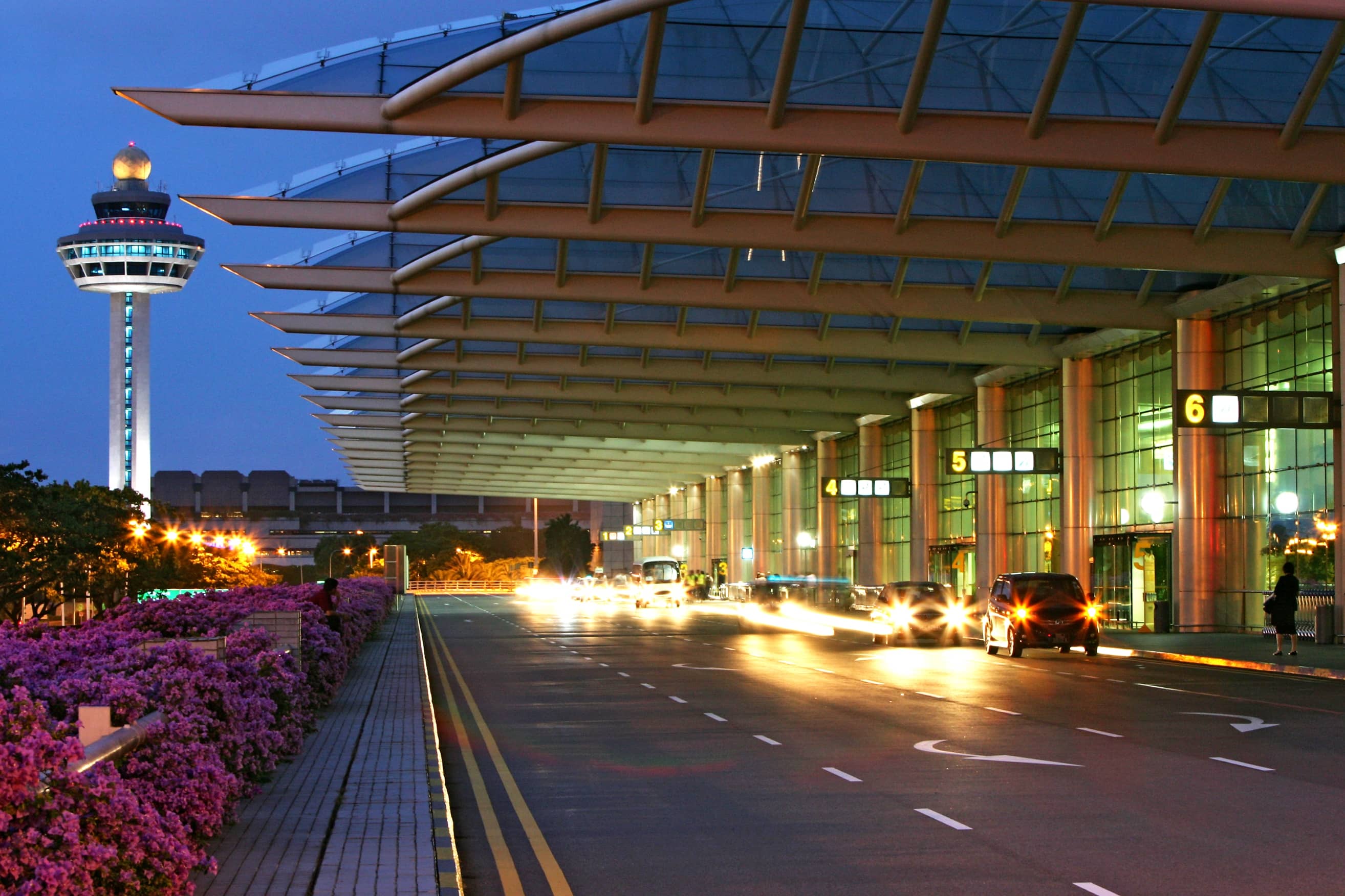Чанги на русском языке. Международный аэропорт Чанги Сингапур. Аэропорт Чанги Сингапур снаружи. Самый красивый аэропорт в мире Сингапур. Changi International Airport терминал.