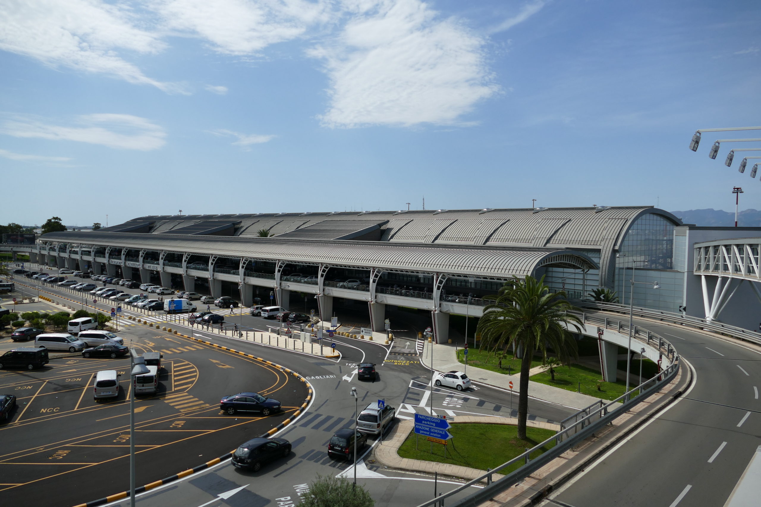 Aeroporto di Cagliari, il traffico batte la stagione - retail&food