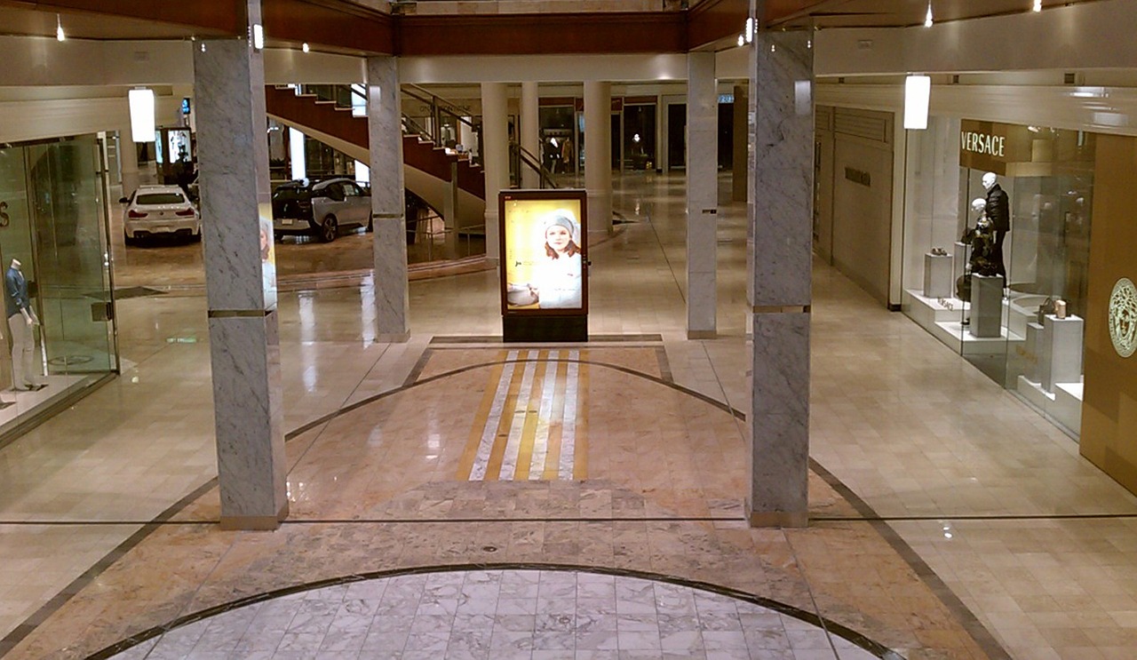 centro commerciale deserto